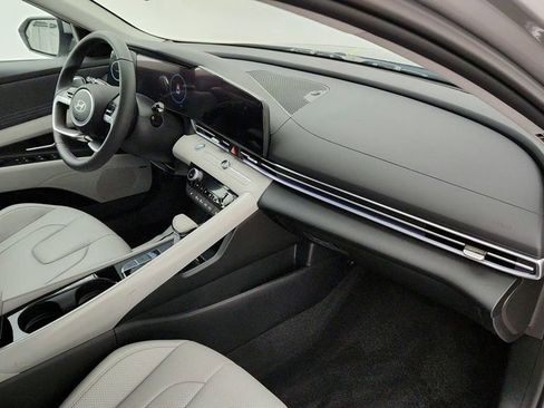 Used 2025 Hyundai Elantra Limited image 24