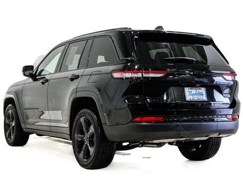 Used 2023 Jeep Grand Cherokee Altitude AWD/4WD image 9