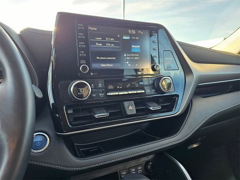 Used 2022 Toyota Highlander LE image 25