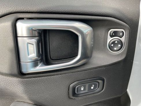 Used 2023 Jeep Gladiator Mojave w/ Cold Weather Group image 15