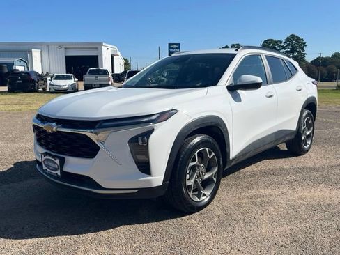 Used 2025 Chevrolet Trax LT FWD image 3