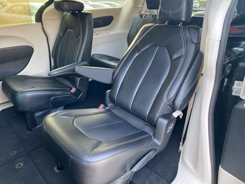 Used 2023 Chrysler Pacifica Touring-L AWD/4WD image 20
