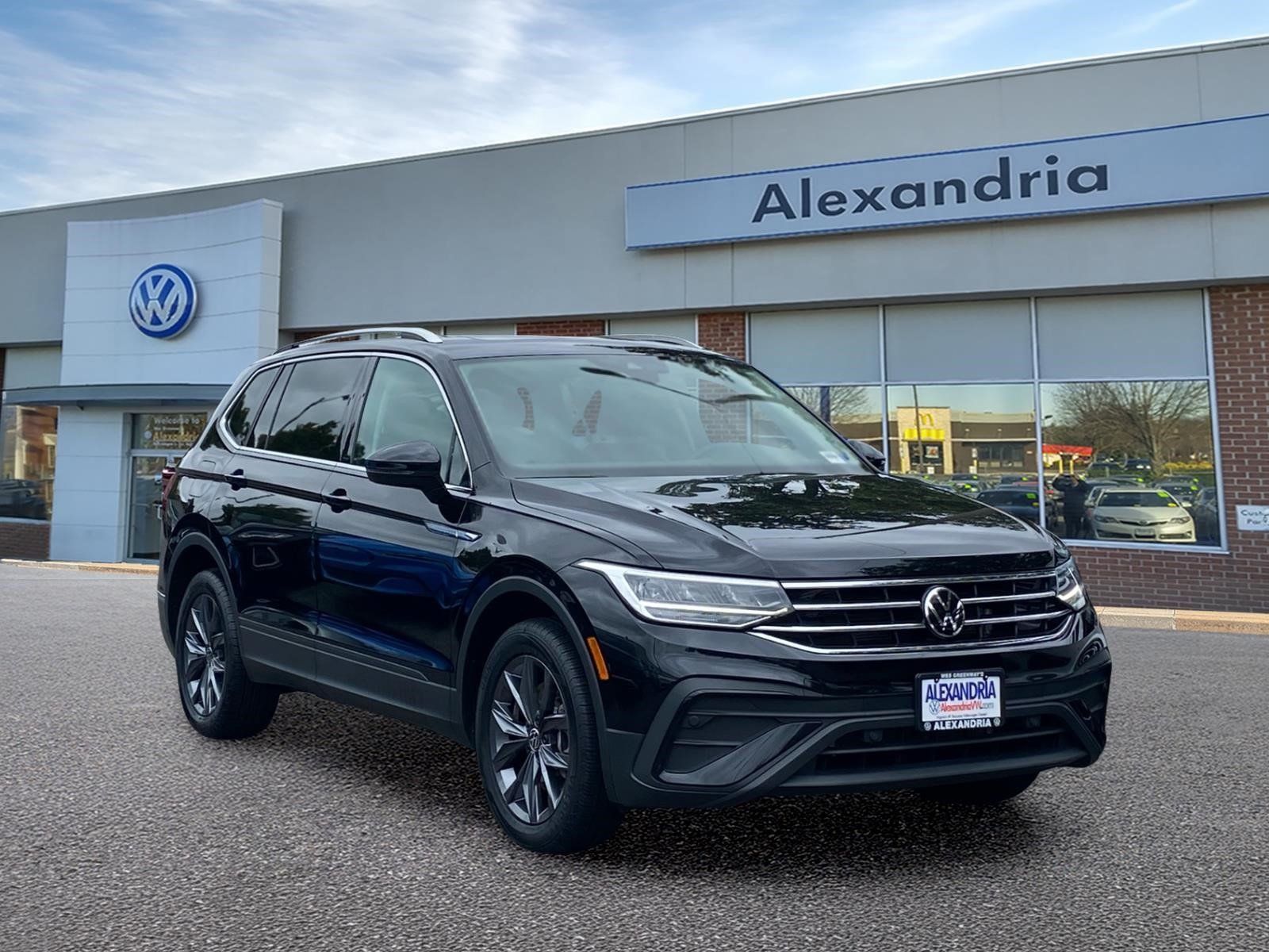 Certified 2023 Volkswagen Tiguan SE w/ Panoramic Sunroof Package FWD image 1
