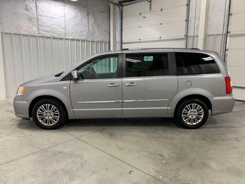 Used 2014 Chrysler Town & Country Touring-L image 4