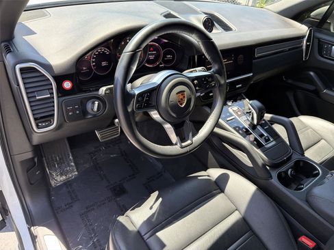 Used 2022 Porsche Cayenne S AWD/4WD image 2