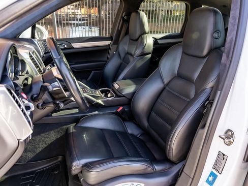 Used 2015 Porsche Cayenne Turbo image 7