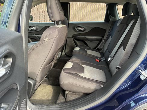 Used 2015 Jeep Cherokee Sport image 4