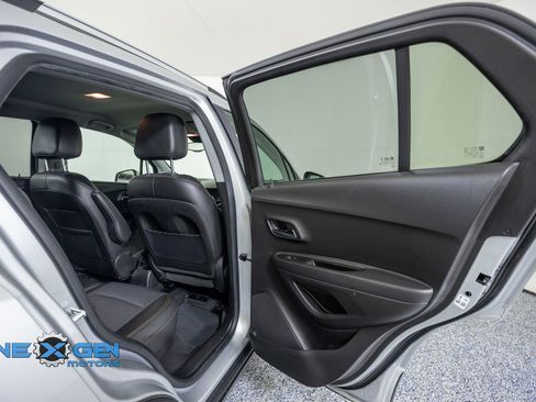Used 2019 Chevrolet Trax LT w/ LT Convenience Package FWD image 32