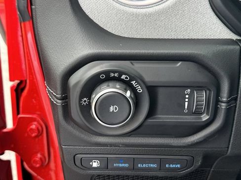 Used 2025 Jeep Wrangler Unlimited Sahara w/ Safety Group AWD/4WD image 28