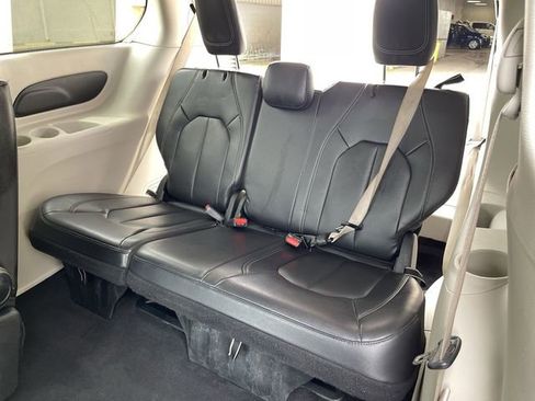 Used 2022 Chrysler Pacifica Touring-L FWD image 13