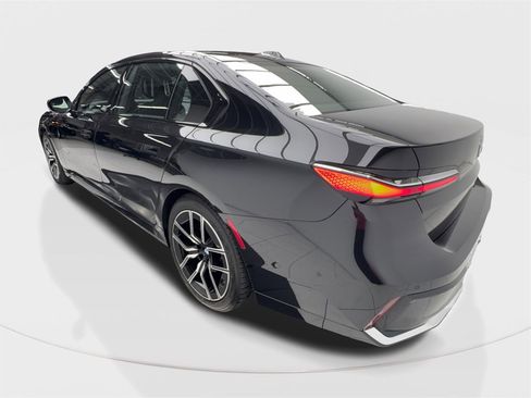 Used 2025 BMW 740i image 10