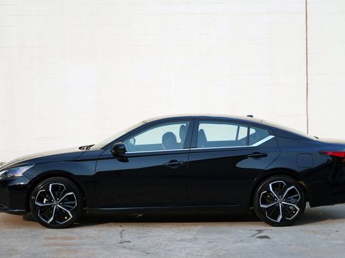 Used 2023 Nissan Altima 2.5 SR FWD image 40