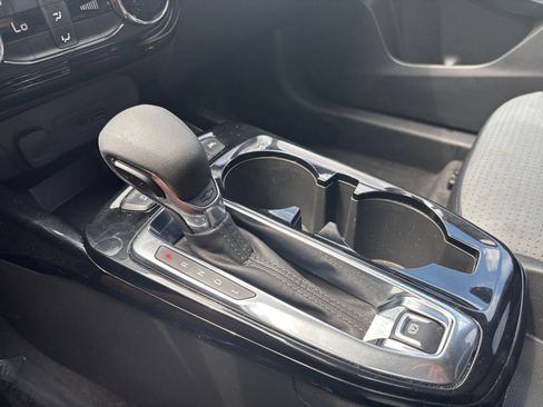 Used 2025 Chevrolet Trax LT FWD image 39