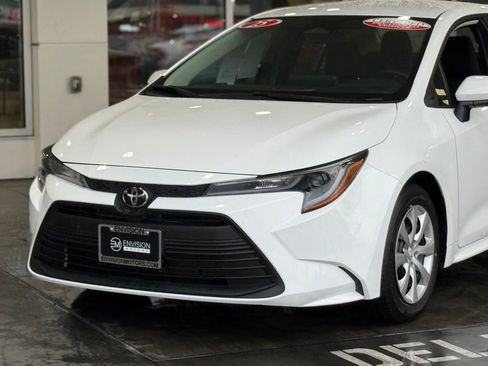Used 2025 Toyota Corolla LE image 3