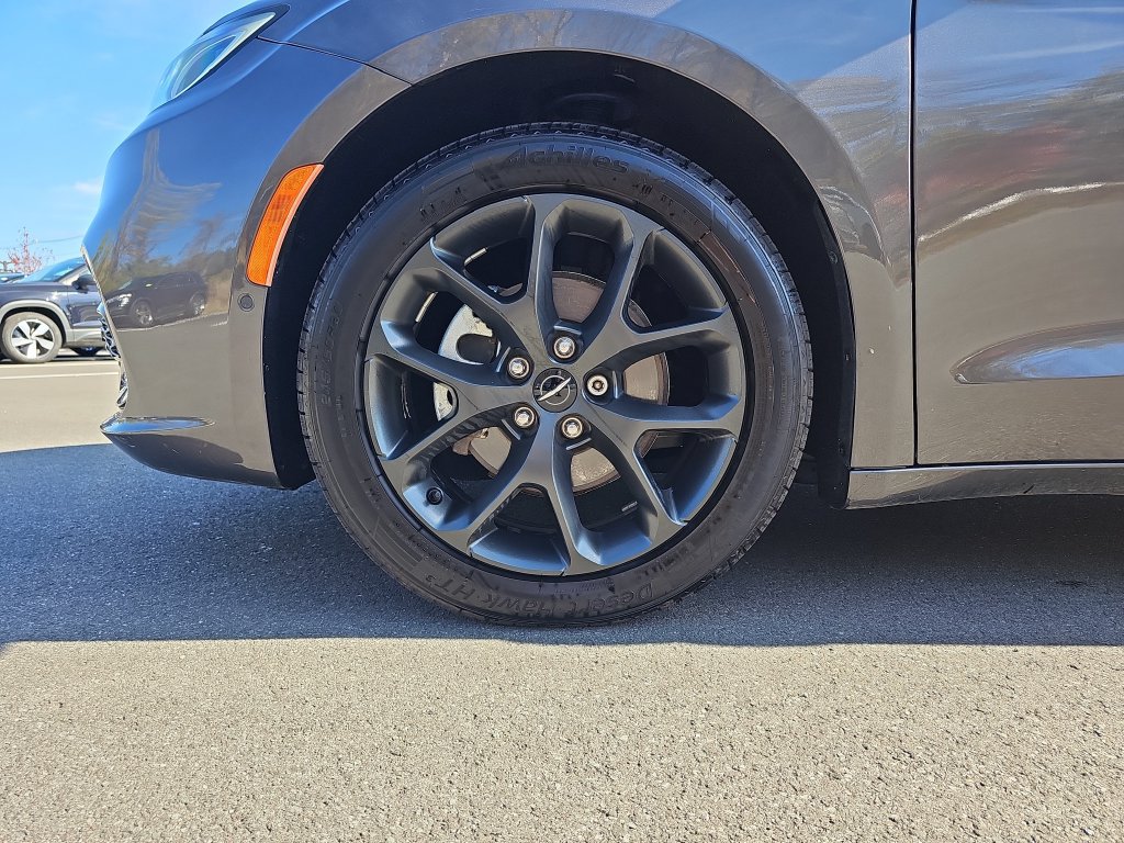 Used 2021 Chrysler Pacifica Touring-L w/ Premium & Safety Sphere Group FWD image 24