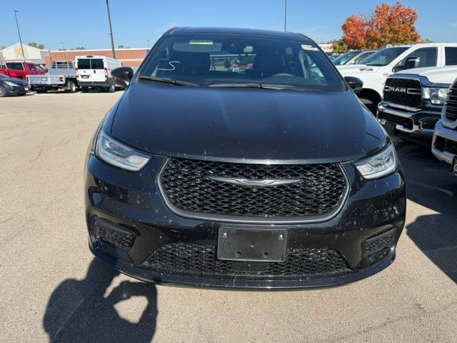 Used 2023 Chrysler Pacifica Touring-L w/ S Appearance Package FWD image 2