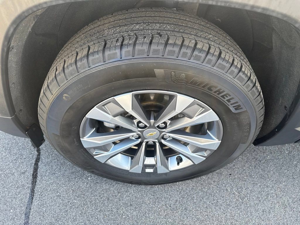 Used 2025 Chevrolet Equinox LT w/ Convenience Package II AWD/4WD image 12