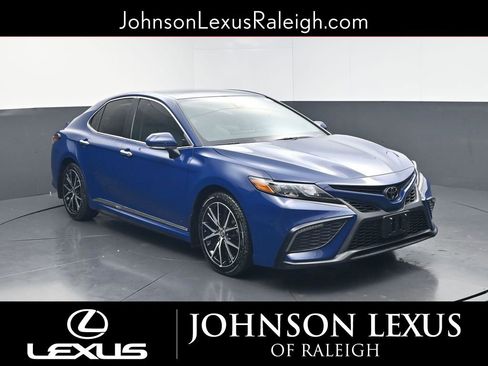 Used 2023 Toyota Camry SE w/ Cold Weather Package image 3