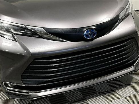 Used 2021 Toyota Sienna XLE image 30