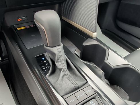 Used 2025 Toyota Camry SE w/ Convenience Package image 22