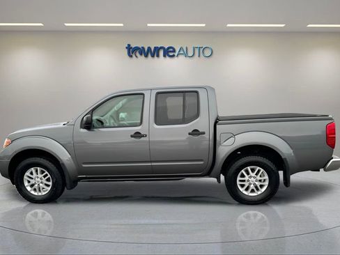 Used 2018 Nissan Frontier SV image 2