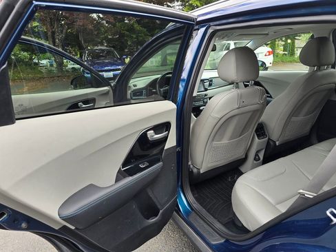 Certified 2019 Kia Niro Touring FWD image 9