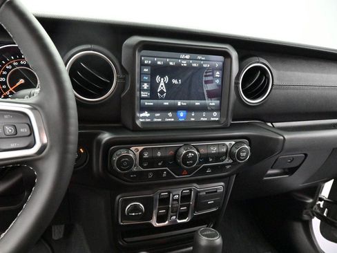 Used 2022 Jeep Gladiator Overland w/ Popular Equipment Package AWD/4WD image 18