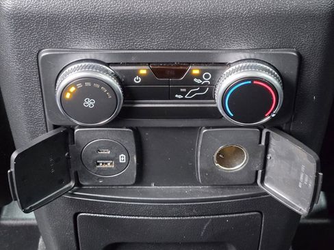 Used 2022 Ford Explorer XLT w/ Equipment Group 202A image 18