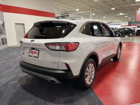 Used 2020 Ford Escape SE image 3