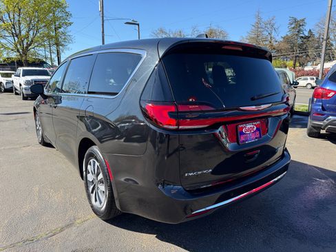 Used 2023 Chrysler Pacifica Touring-L image 4