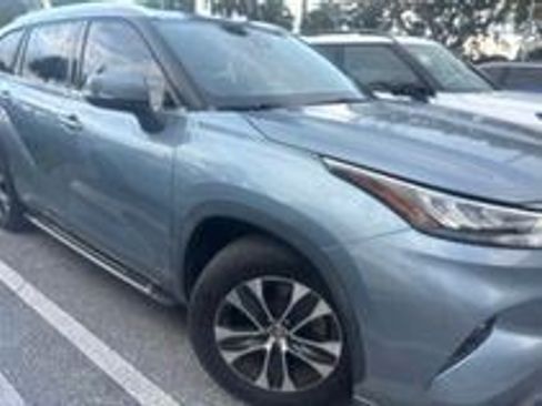 Used 2020 Toyota Highlander XLE FWD image 2