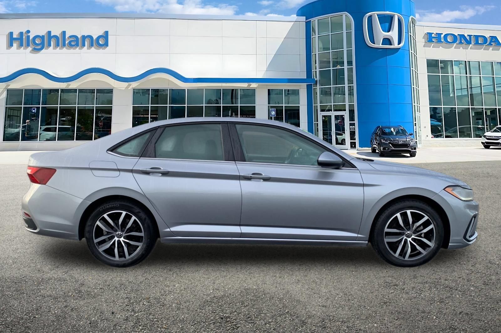 Used 2025 Volkswagen Jetta SE FWD image 6
