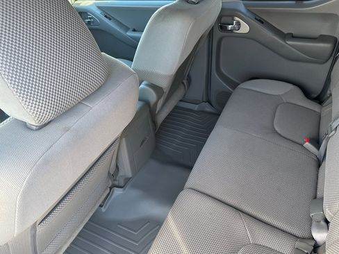 Used 2010 Nissan Frontier SE image 9