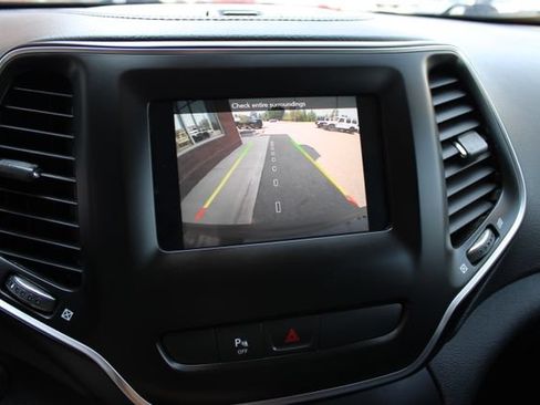 Used 2019 Jeep Cherokee Latitude Plus w/ Cold Weather Group AWD/4WD image 22