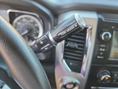 Used 2019 Nissan Titan SV image 11