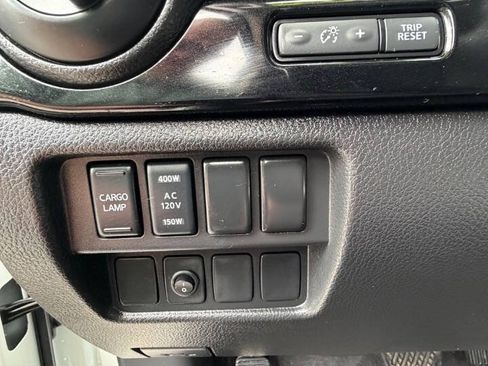 Used 2021 Nissan Titan SV w/ SV Convenience Package AWD/4WD image 15