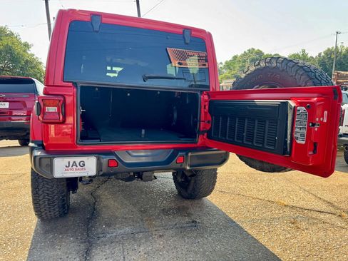 Used 2018 Jeep Wrangler Unlimited Sahara AWD/4WD image 9