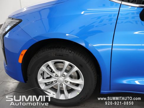 New 2027 Chrysler Pacifica Select AWD/4WD image 36