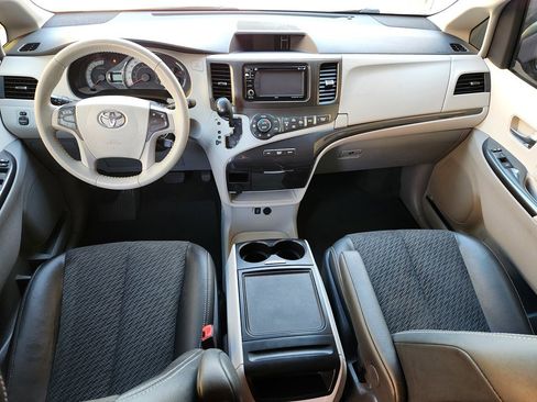 Used 2014 Toyota Sienna SE image 35