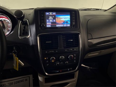 Used 2019 Dodge Grand Caravan SE w/ UConnect Hands-Free Group image 29