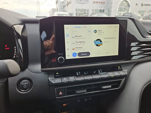 Used 2025 Toyota Camry SE image 11