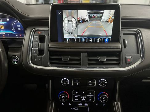 Used 2022 Chevrolet Suburban LT w/ LT Signature Plus Package RWD image 5