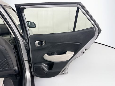 Used 2025 Hyundai Venue SEL FWD image 29