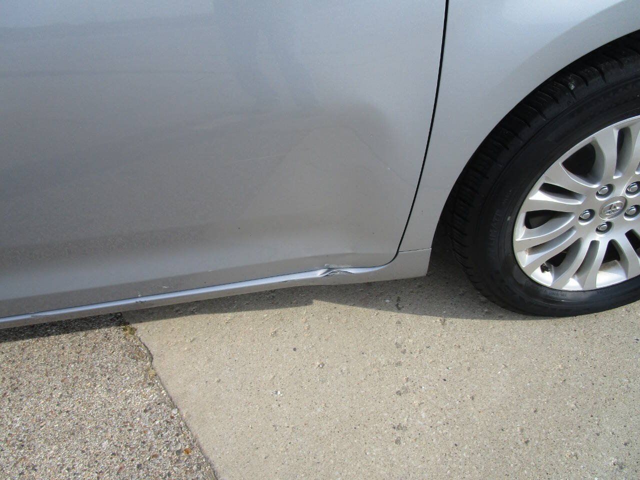 Used 2015 Toyota Sienna XLE Premium FWD image 7