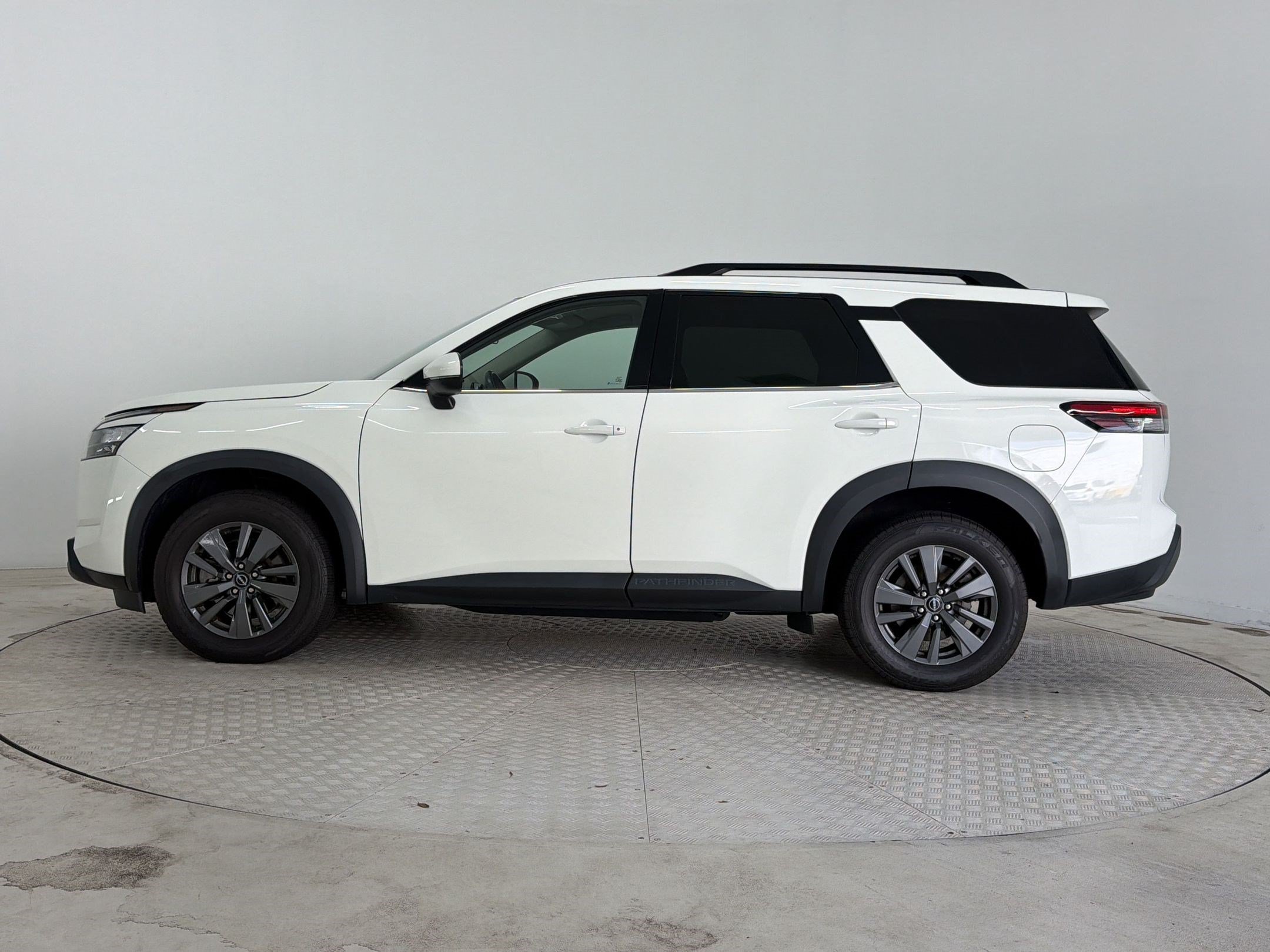 Used 2023 Nissan Pathfinder SV AWD/4WD image 2