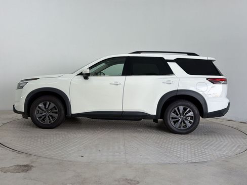 Used 2023 Nissan Pathfinder SV AWD/4WD image 2