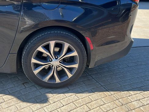 Used 2017 Chrysler Pacifica Limited image 12