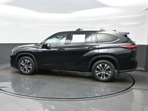 Used 2022 Toyota Highlander XLE image 3