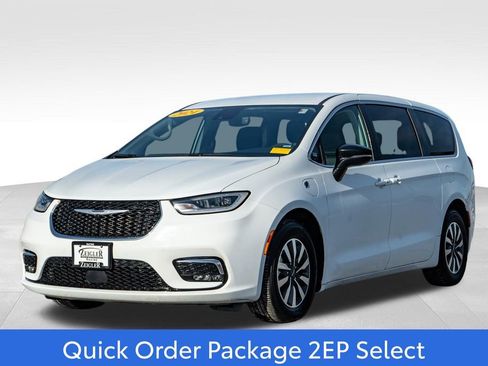 Used 2024 Chrysler Pacifica Select image 3