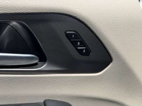 Used 2024 Chrysler Pacifica Touring-L FWD image 17